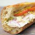 כריך סלט קישואים ובצל מטוגן, עם חזה עוף, ירקות טריים ומלפפון כבוש
